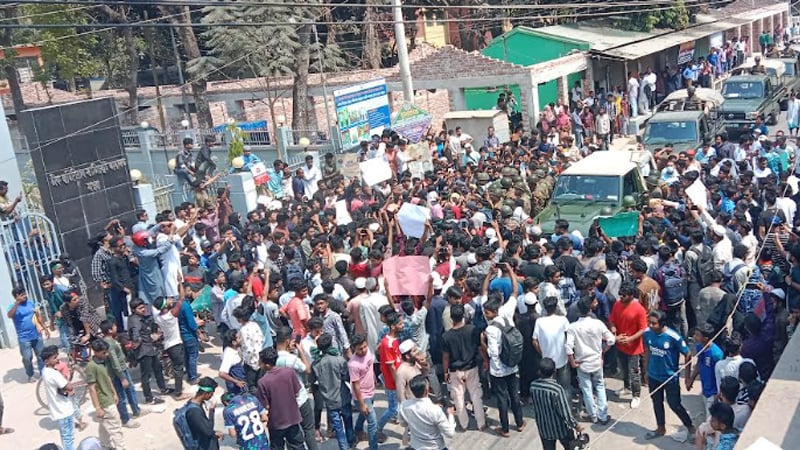 মাগুরায় ছাত্র-জনতার আদালত ঘেরাও, পরিস্থিতি নিয়ন্ত্রণে সেনাবাহিনী
